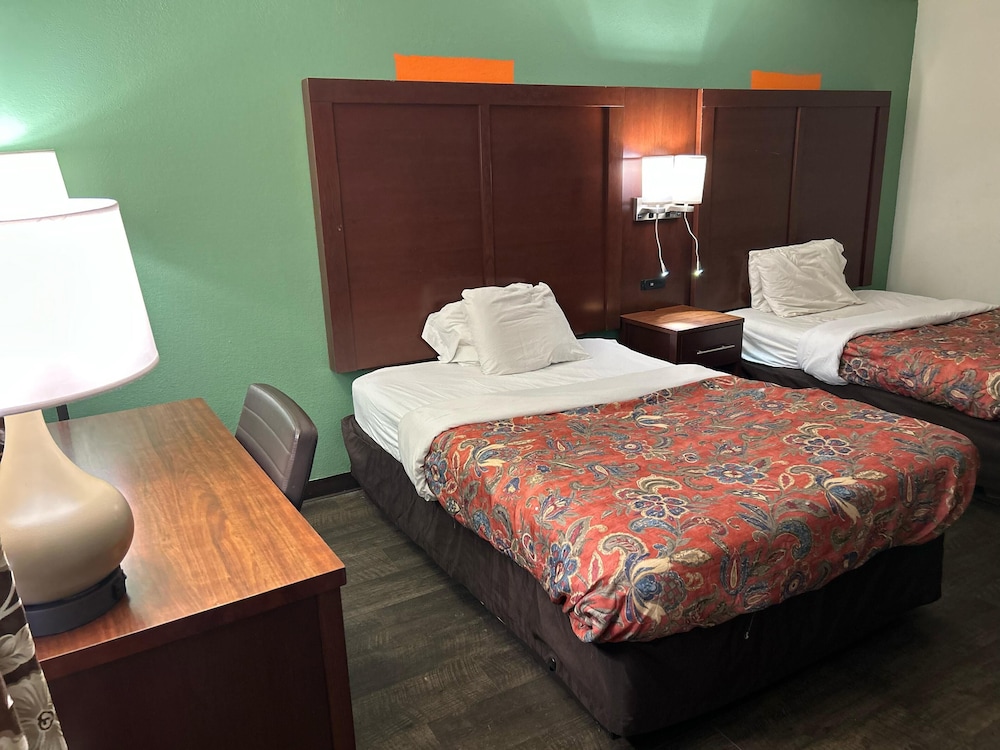 Room, 2 Queen Beds, Smoking - Photo 1