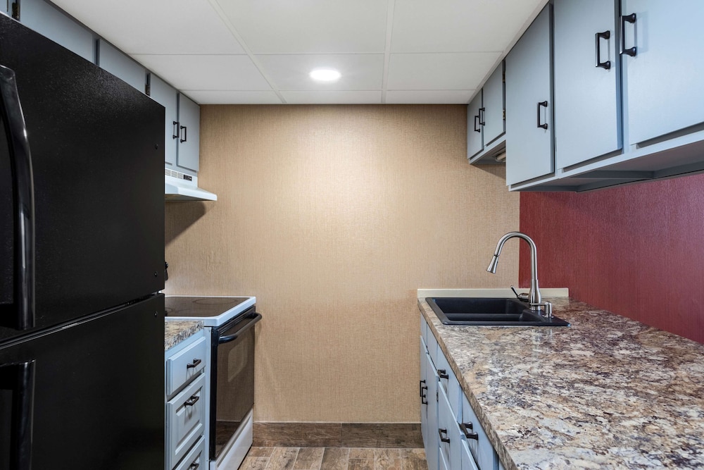 Suite, 3 Bedrooms, Non Smoking - Photo 15