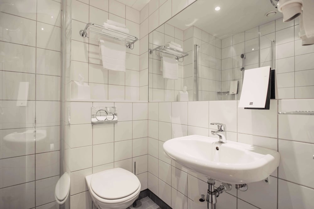 Economy Room, 1 Twin Bed, Non Smoking (Walk-in Shower)