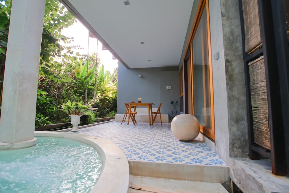 Pool Suite photo 2