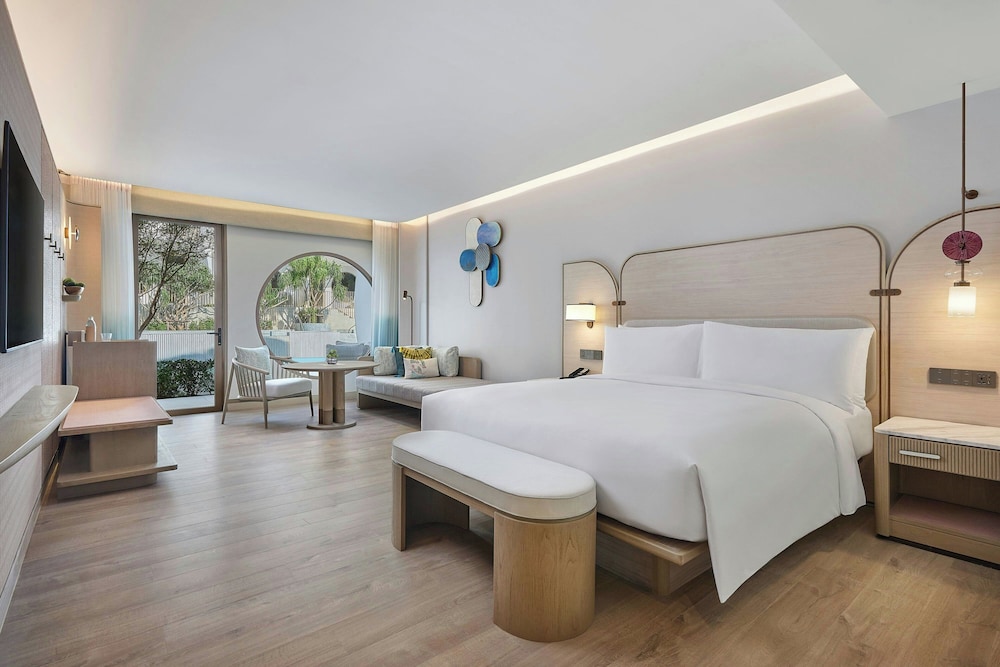 Deluxe Room, 1 King Bed with Sofa bed, Pool Access