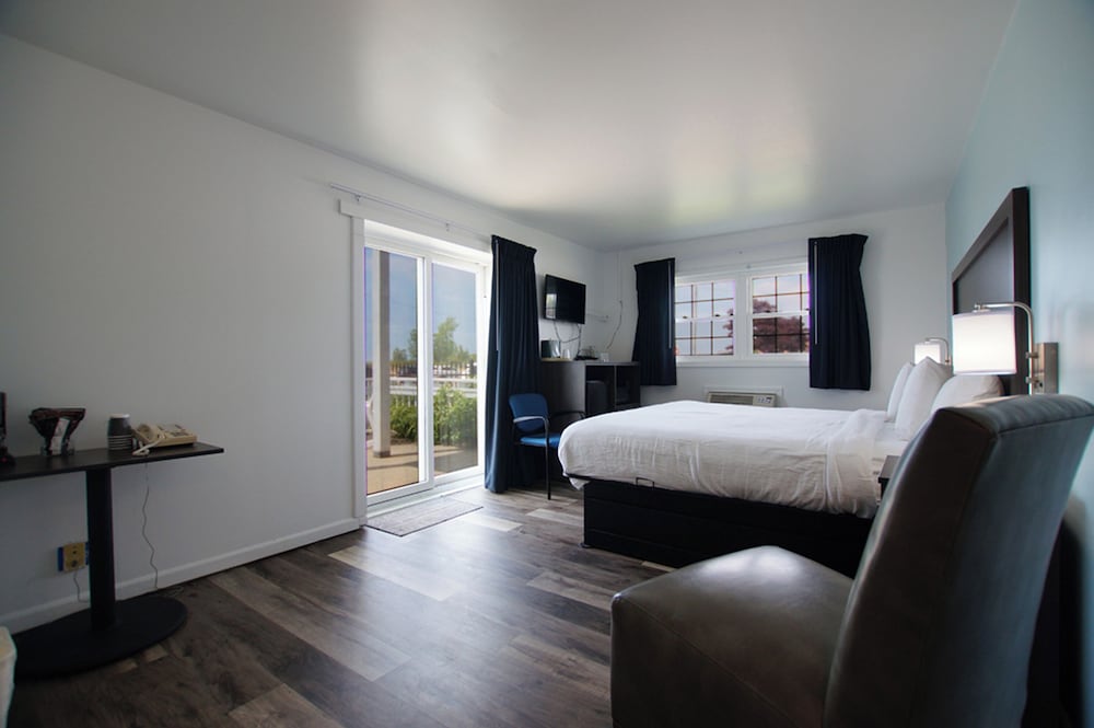 Economy Room, 1 King Bed, Patio, Lake View