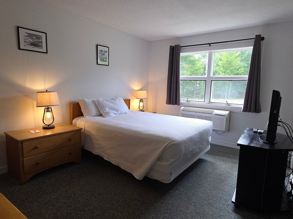 Superior Efficiency, 1 Queen Bed photo 1