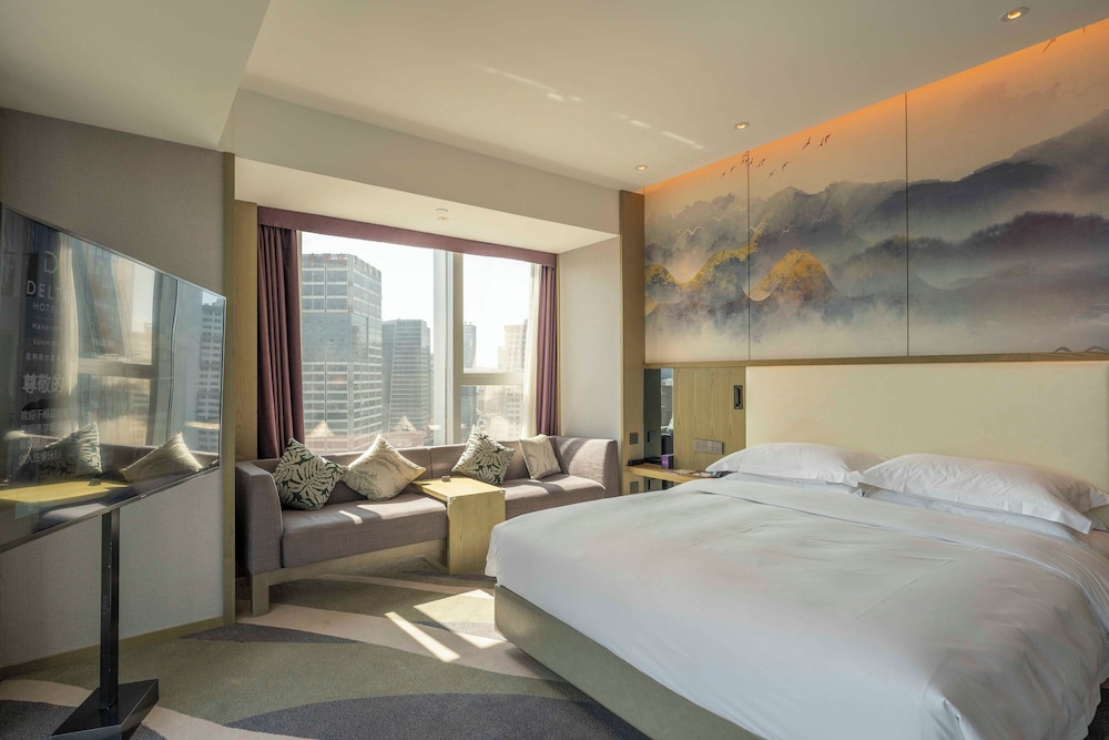 Family Room, City View - Photo 2