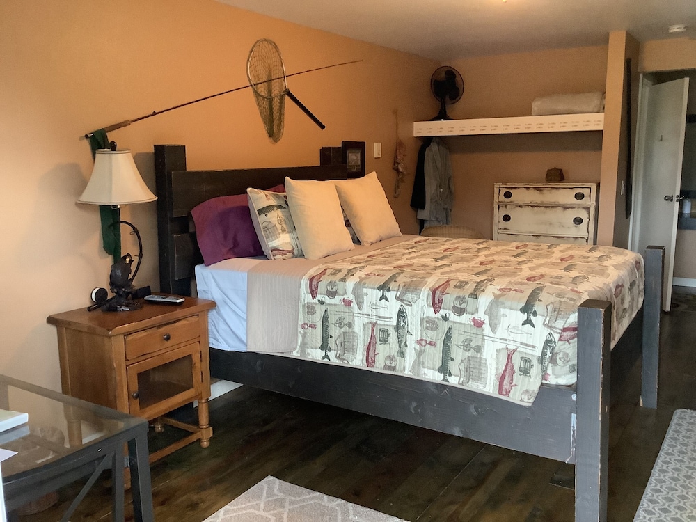 Basic Room, 1 Queen Bed (Unit 5 no pets allowed)