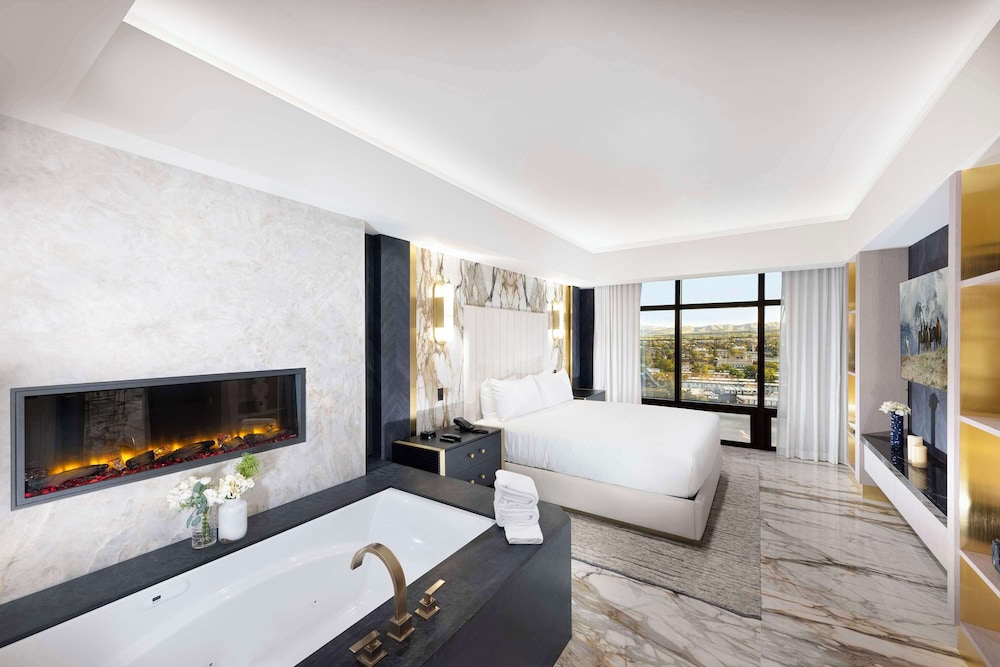 Penthouse Suite, 1 King Bed, Smoking, Jetted Tub (Separate Living Room) - Photo 1
