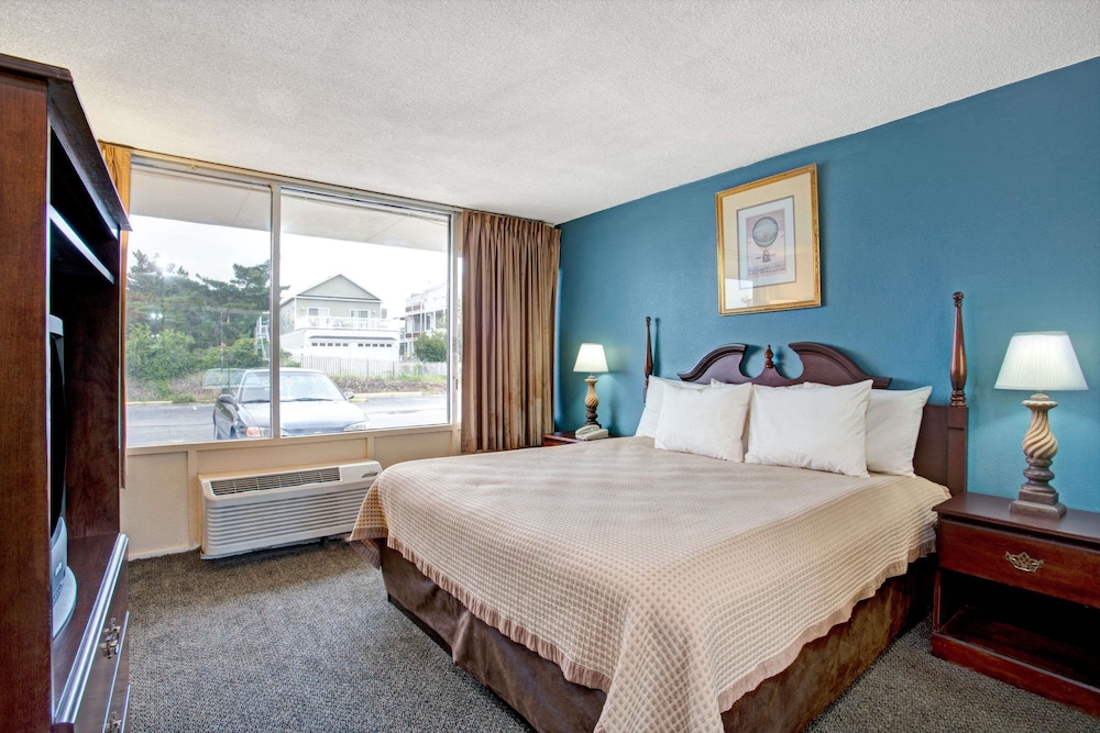 Room, 1 King Bed, Non Smoking (Second Floor, Bay View) photo 1