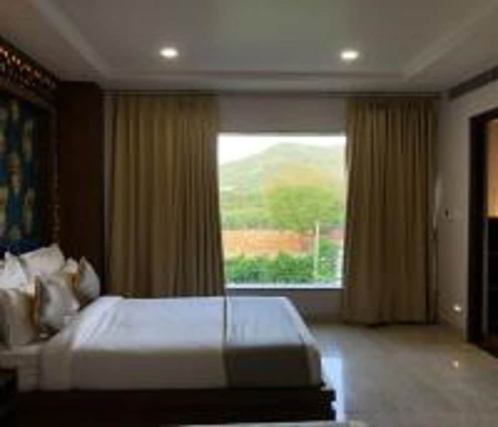 Family Suite with Bathtub - Photo 2