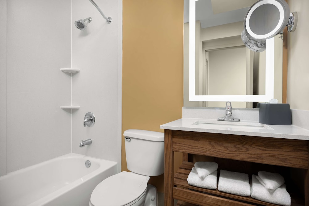 Room, 2 Queen Beds, Accessible, Bathtub (Mobility & Hearing) - Photo 4