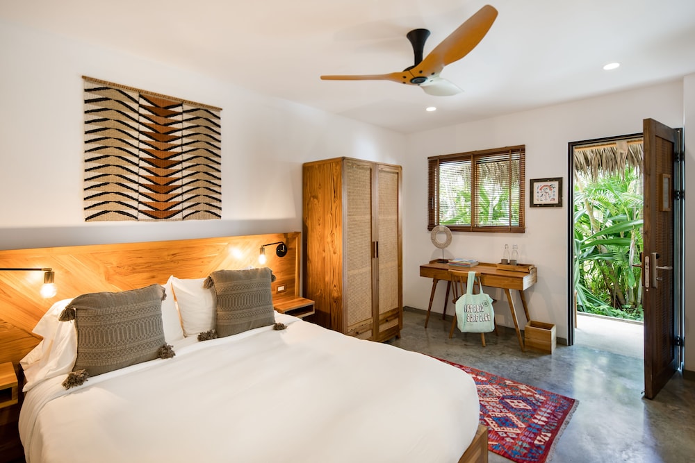 Basic Room, 1 Queen Bed