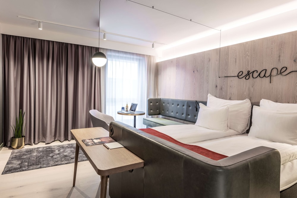 Deluxe Double Room, 1 King Bed, Mountain View photo 3