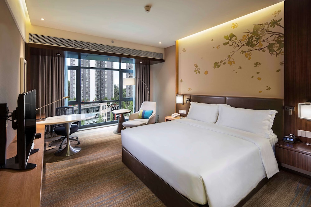 Deluxe Room, 1 King Bed, Smoking photo 2