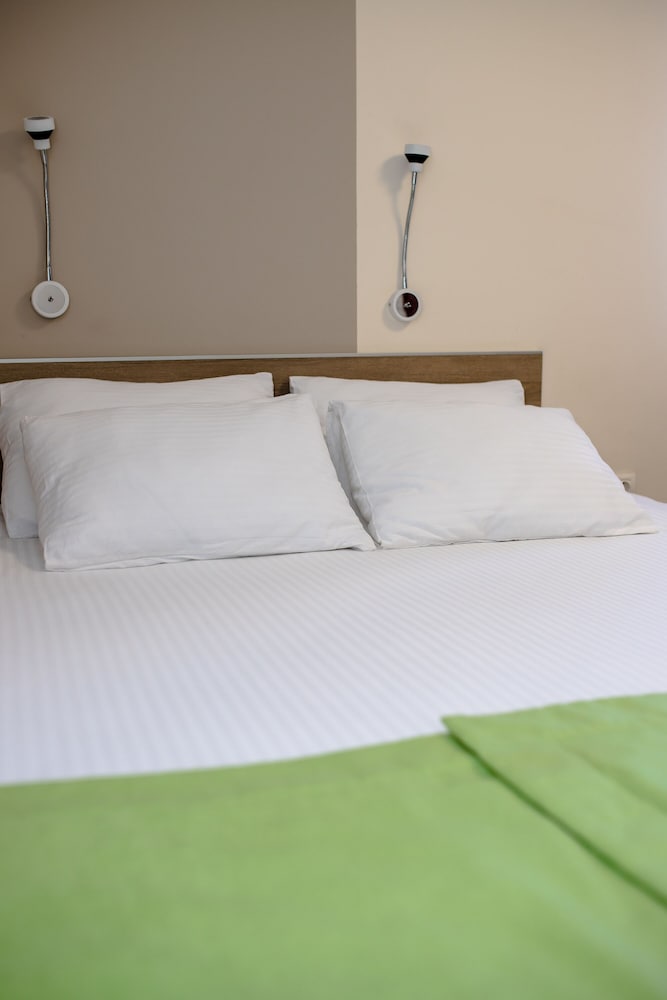 Luxury Room, 1 Queen Bed, Courtyard View photo 1