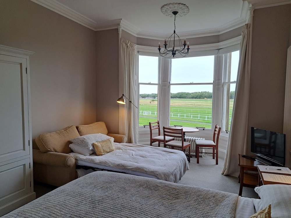 Economy Double Room, 1 Queen Bed With Sofa Bed, Golf View, Shared Bathroom photo 2