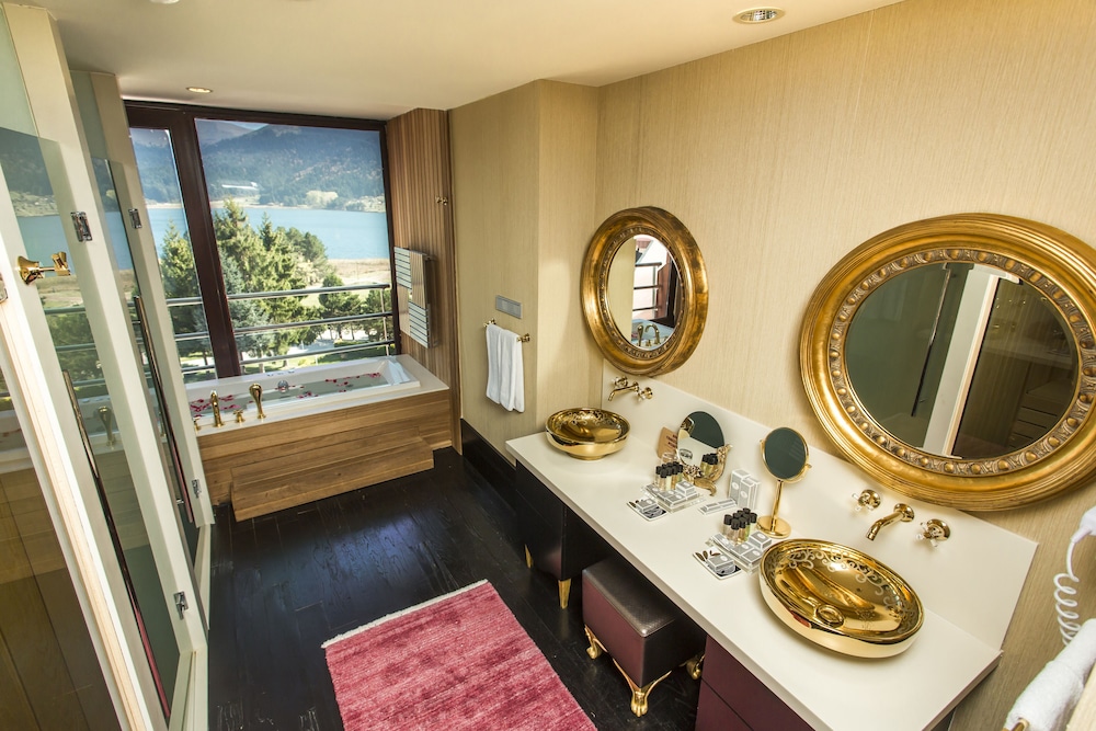 King Suit with Spa Bath photo 3