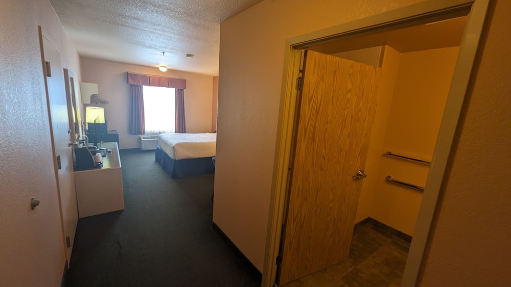 Room, 1 Queen Bed, Accessible, Non Smoking (Bathtub w/ Grab Bars) - Photo 10