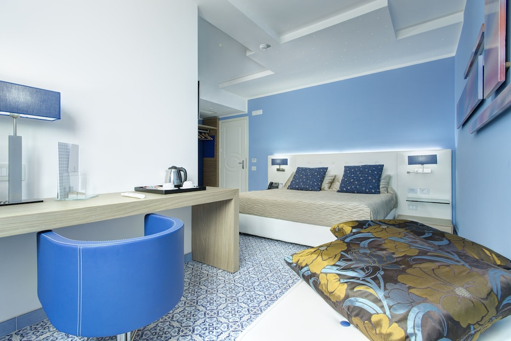Superior Double Room, Partial Sea View - Photo 2