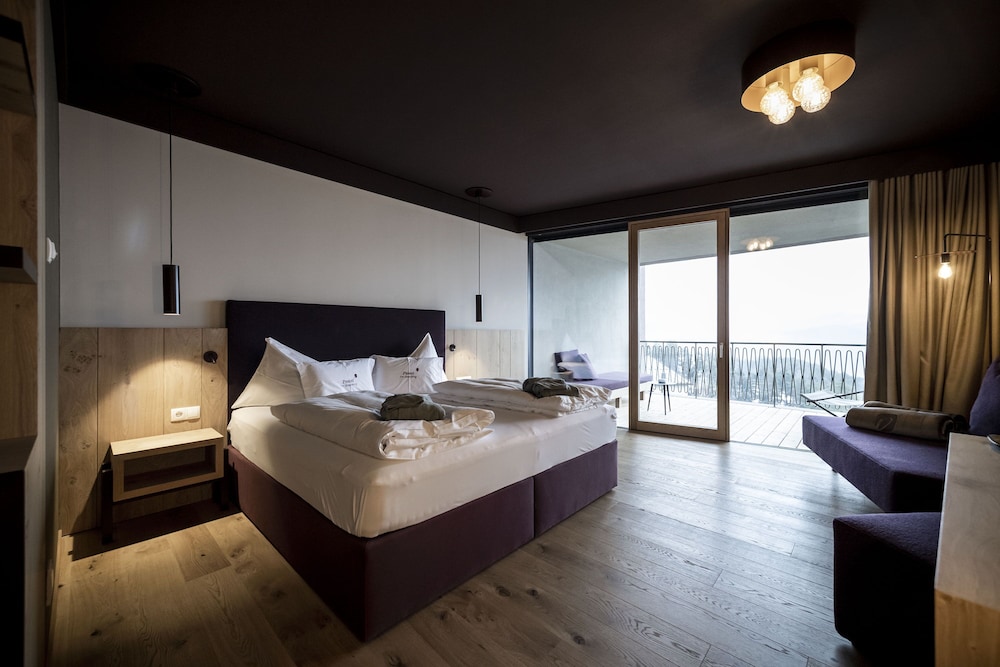 Exclusive Suite, 1 King Bed, Balcony, Slope Side photo 1