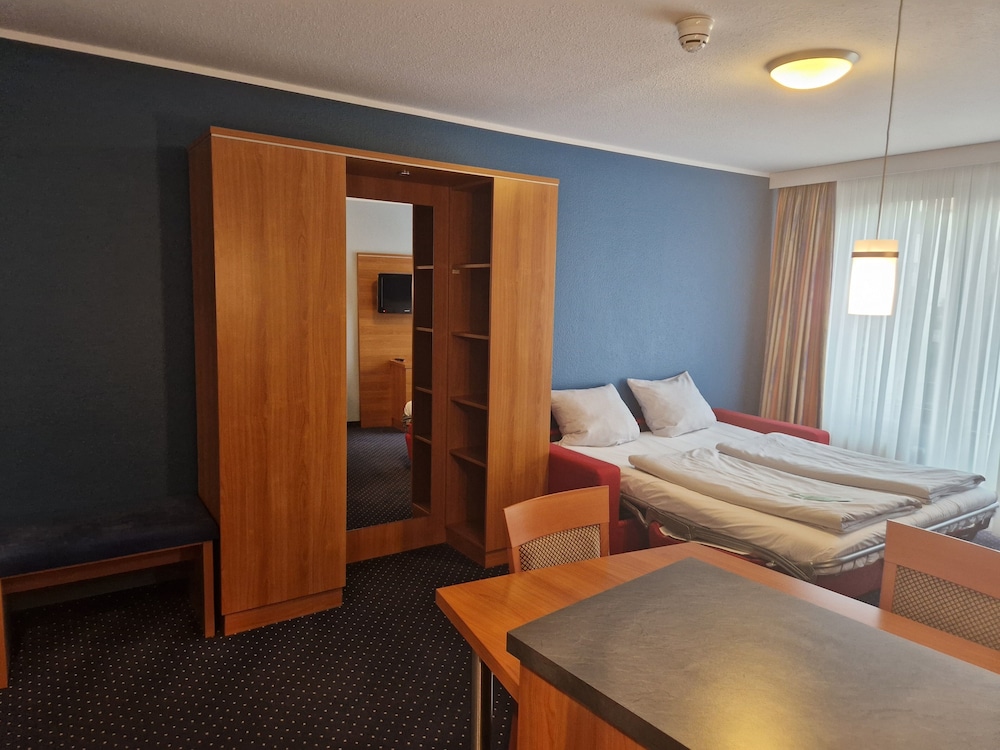 Suite, 1 Bedroom (with Kitchen Area) - Photo 4