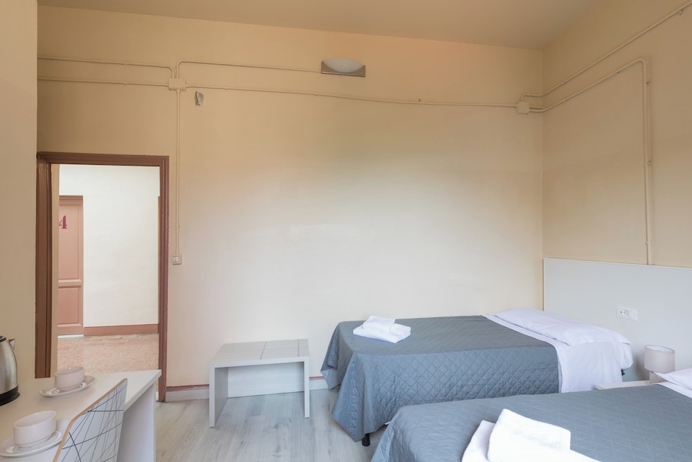 Basic Triple Room, Shared Bathroom - Photo 1