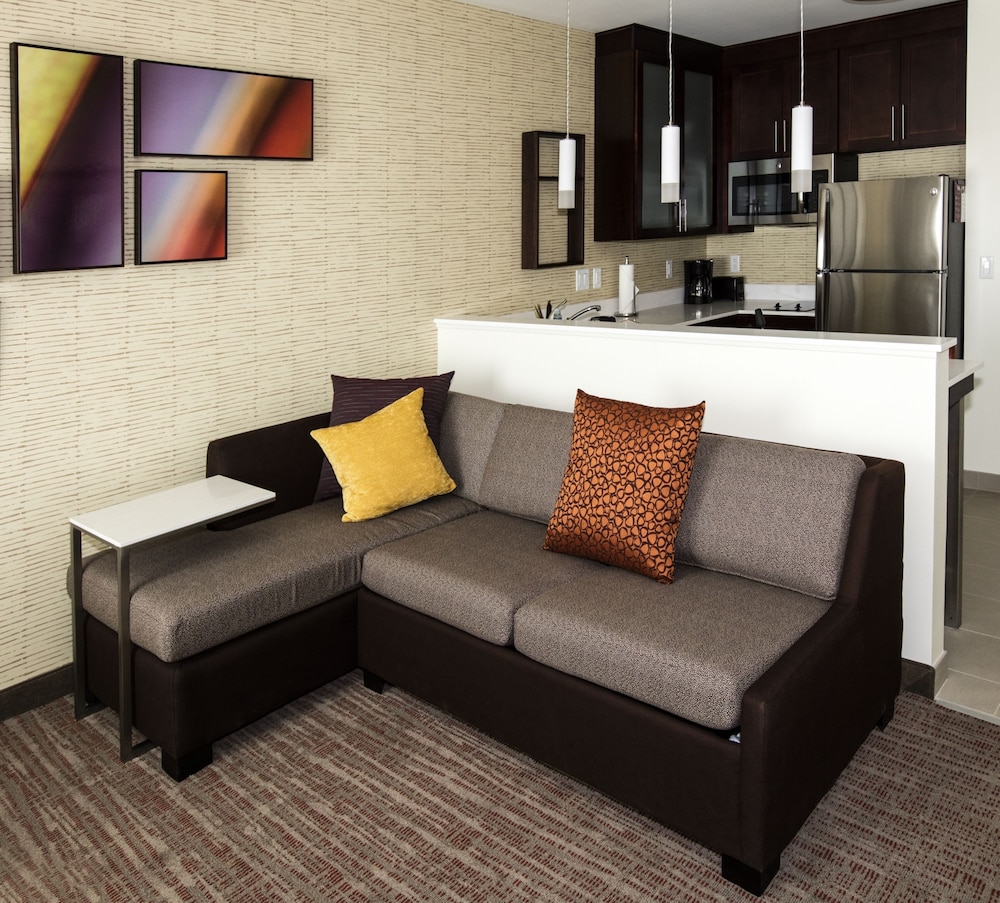 Suite, 1 Bedroom (Mobility/Hearing Access, Roll-In Shwr) photo 2
