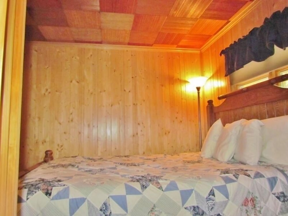 Suite, 2 Bedrooms (No Pets) photo 3