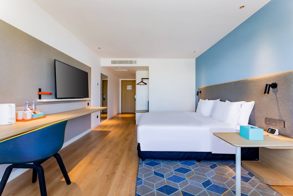 Standard Room, 1 King Bed, City View (Extra Floor Space, Smart Room) photo 3