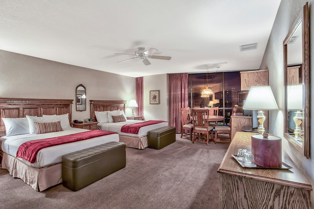 Deluxe Double Queen Room photo 1