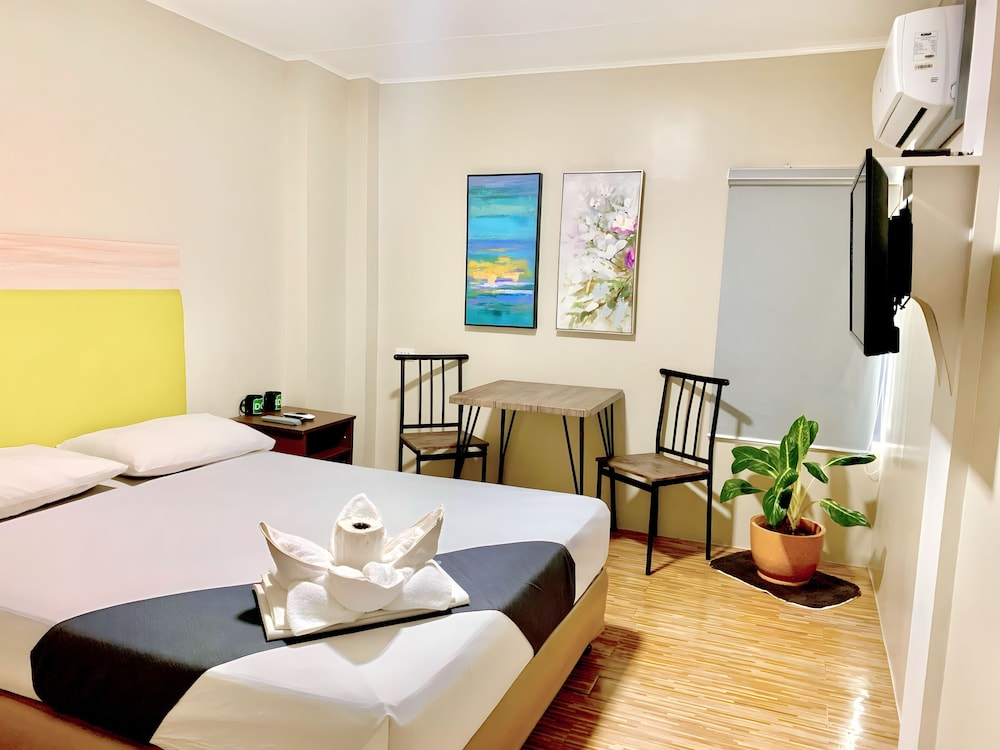 Standard Room, 1 Queen Bed, Private Bathroom photo 2