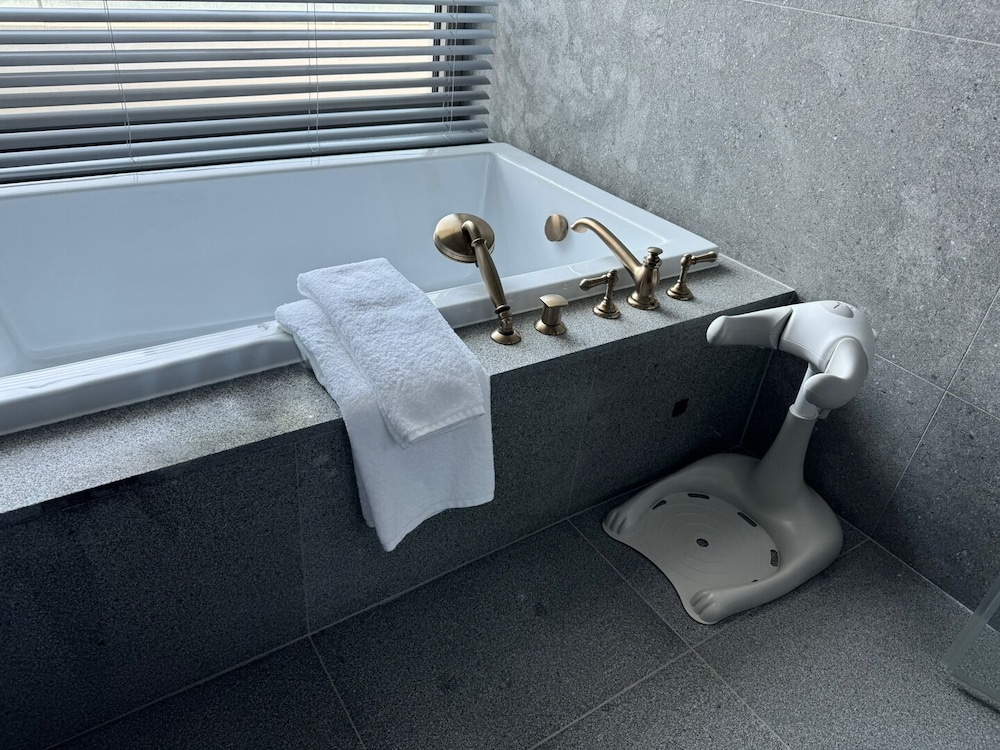 [Ice Rink Package for 2 people] kids Room (Pool access for 2, Cooking not permitted)