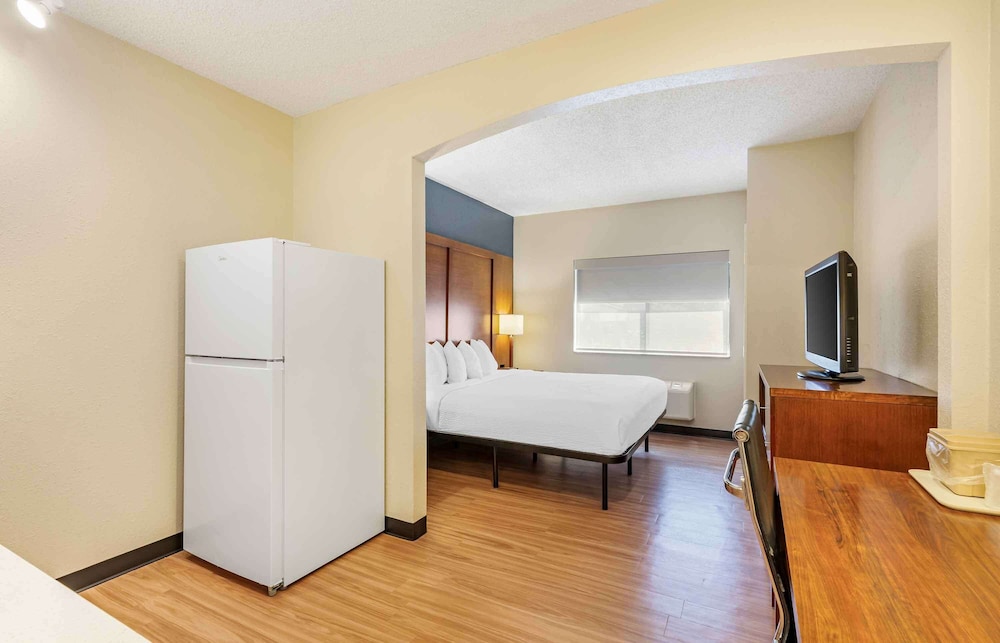 Standard Studio, 1 King Bed, Non Smoking, Refrigerator & Microwave - Photo 4
