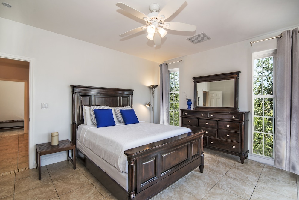 Signature Suite, 2 Bedrooms, Kitchen, Poolside photo 3