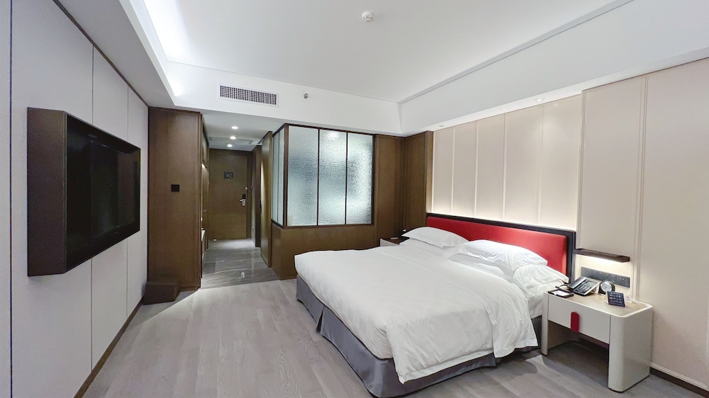 Premier Room, 1 King Bed photo 2
