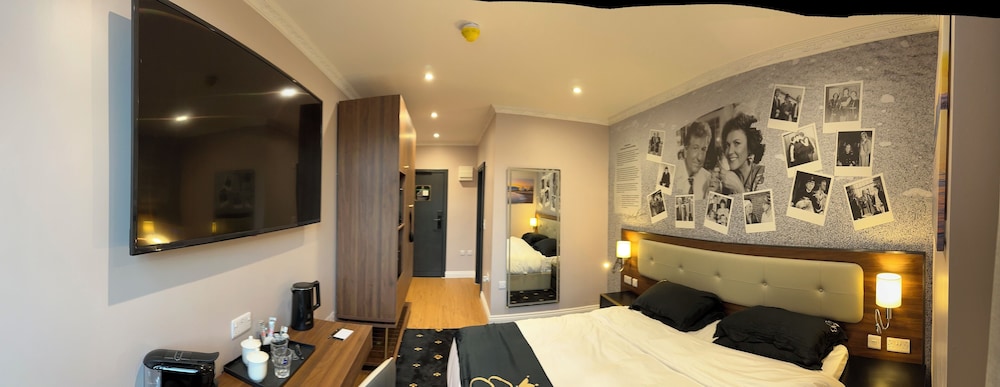 Luxury Suite, 1 King Bed, Non Smoking, City View photo 2