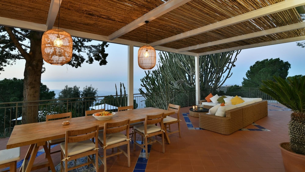 Villa photo 2