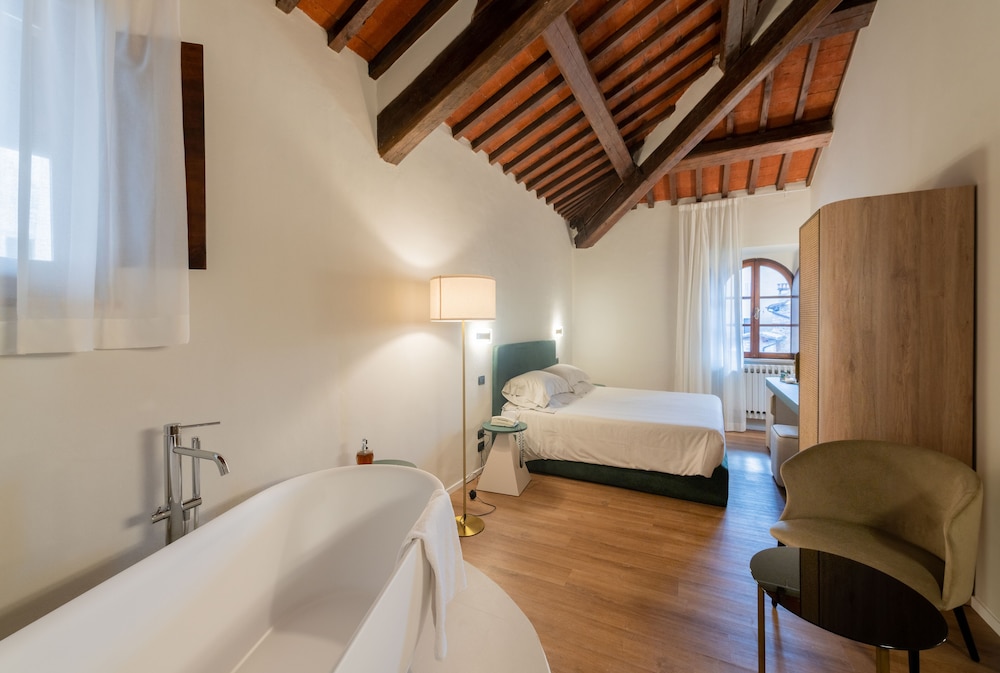 Deluxe Room, Bathtub