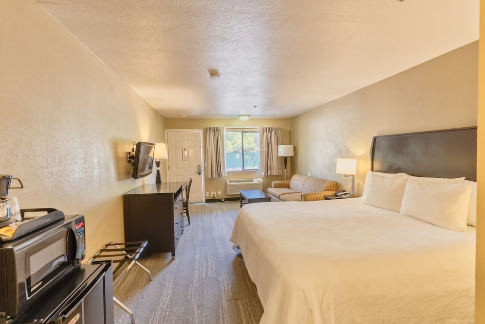 Business Room, 1 Queen Bed, Non Smoking photo 3