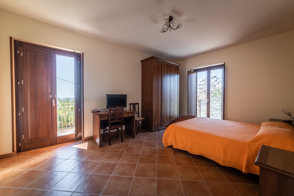 Panoramic Room (Danae)
