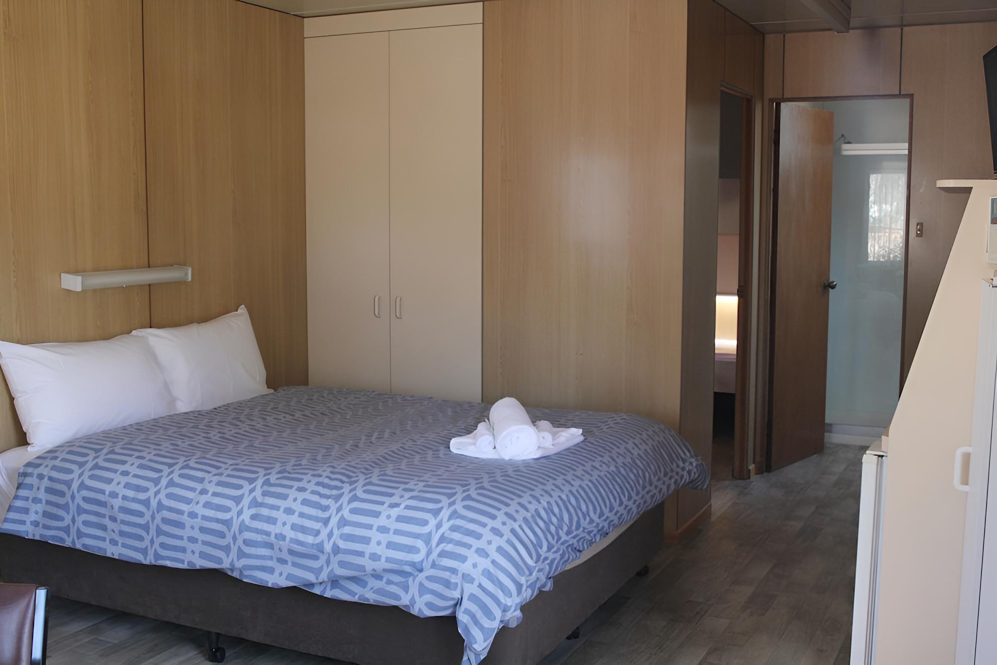 Standard Ensuite (1 double and 2 sets of single bunks) photo 1