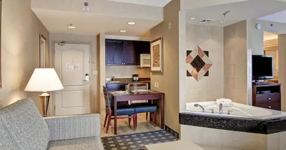 King, Suite, 1 Bedroom, Jetted Tub - Photo 3