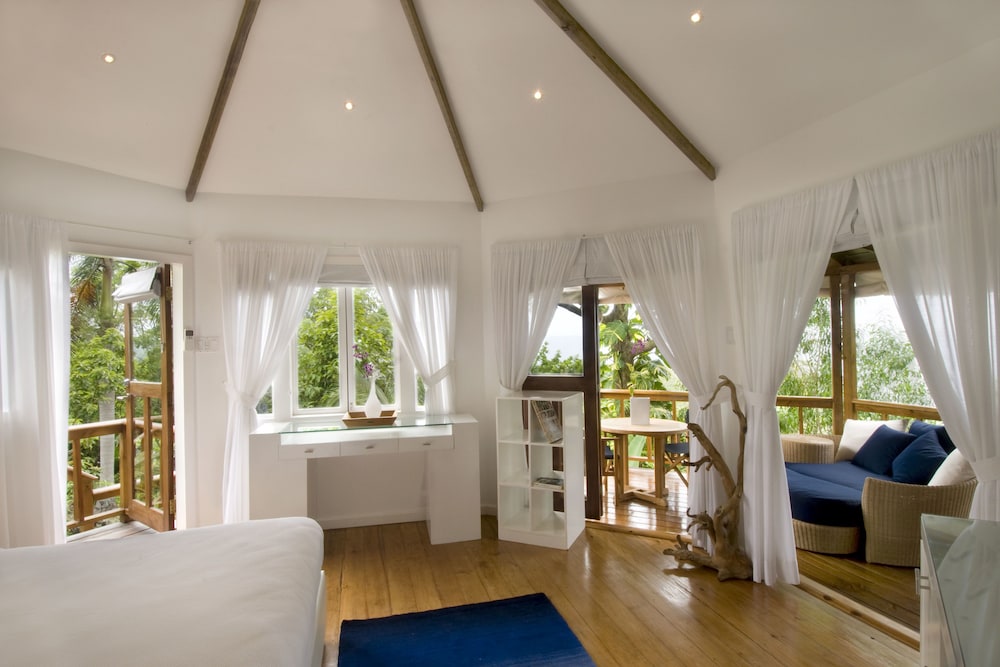 Deluxe Room, 1 Queen Bed, Ocean View photo 2