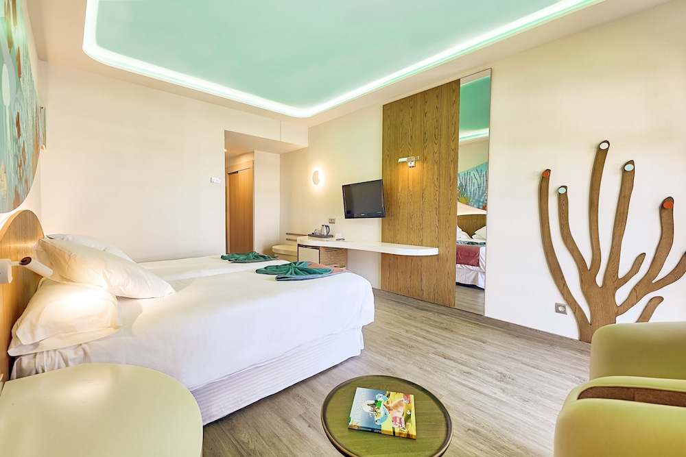 Habitación Doble, Balcón, Vista al Mar (2 adultos + 1 niño)