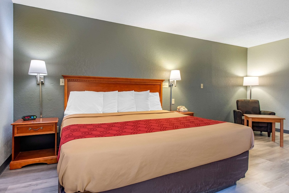 Standard Room, 1 King Bed, Non Smoking - Photo 2