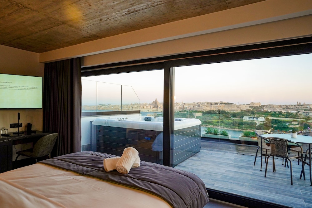 Penthouse Suite, Hot Tub, Sea View photo 3