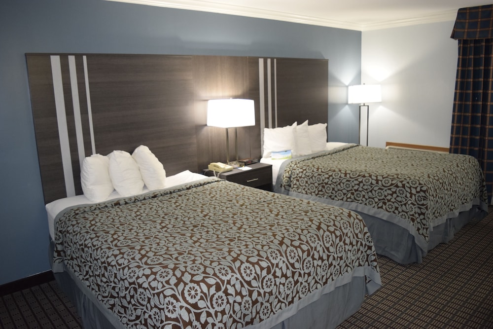 Standard Room, 2 Queen Beds, Non Smoking, Pool View photo 3