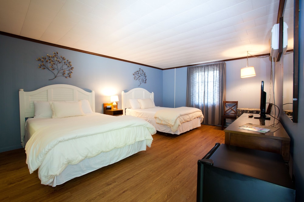 Signature Room, 2 Queen Beds, Private Bathroom, Garden Area photo 3