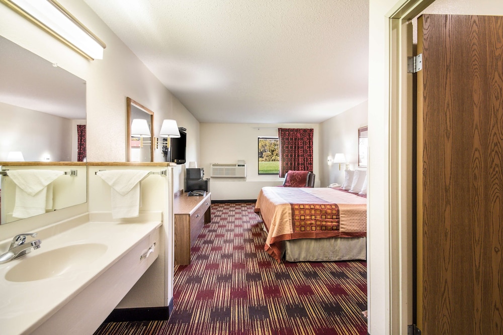 Room, 1 King Bed, Non Smoking - Photo 11
