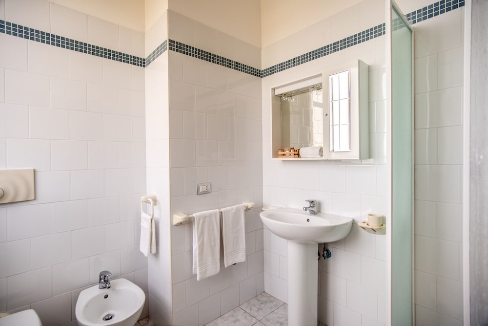 Standard Double or Twin Room, Sea View - Photo 10