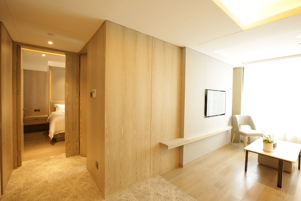 Business Suite photo 2