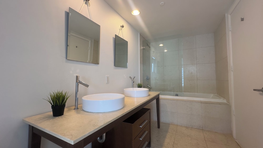 Boutique Apart, 1 King & Sofa Bed, Sauna, River/City Views, Balcony4403